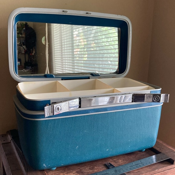 Samsonite Handbags - 14x6x9 Vintage samsonite train make up travel case